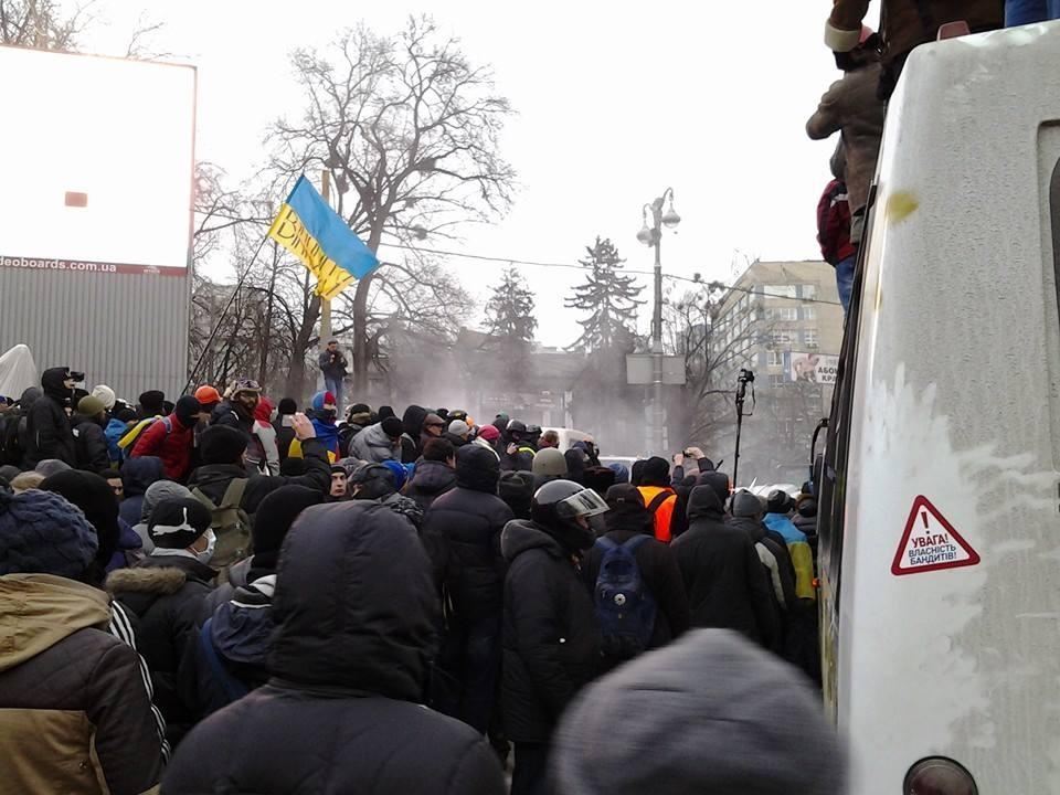 В центре Киева евроактивисты подожгли автобус