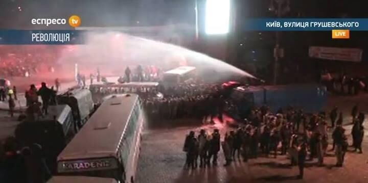 Міліція застосувала водомет проти протестуючих