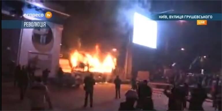 На Грушевського підпалили другий міліцейський автобус