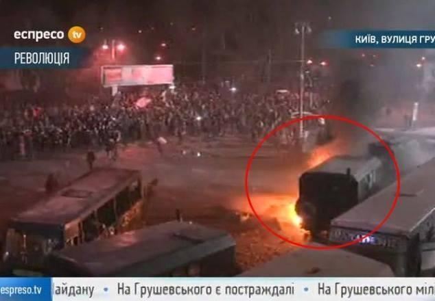В центре Киева протестующие подожгли грузовик