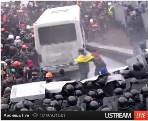 Зіткнення на Грушевського: протестувальники відтягнули один з автобусів