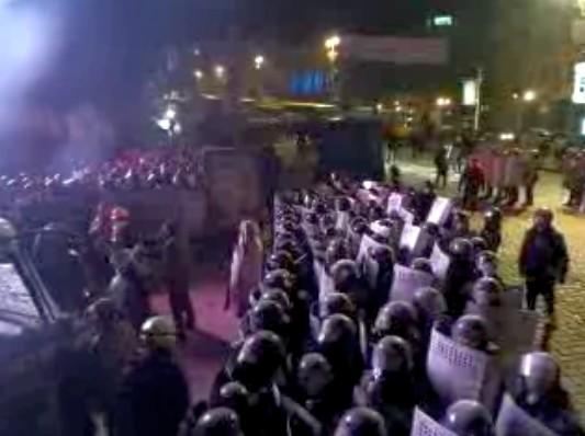 Протестующие на Грушевского используют огнетушители против силовиков