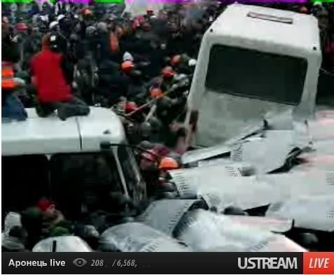 Столкновения на Грушевского: протестующие оттащили один из автобусов