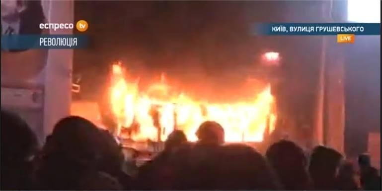 На Грушевского подожгли второй милицейский автобус