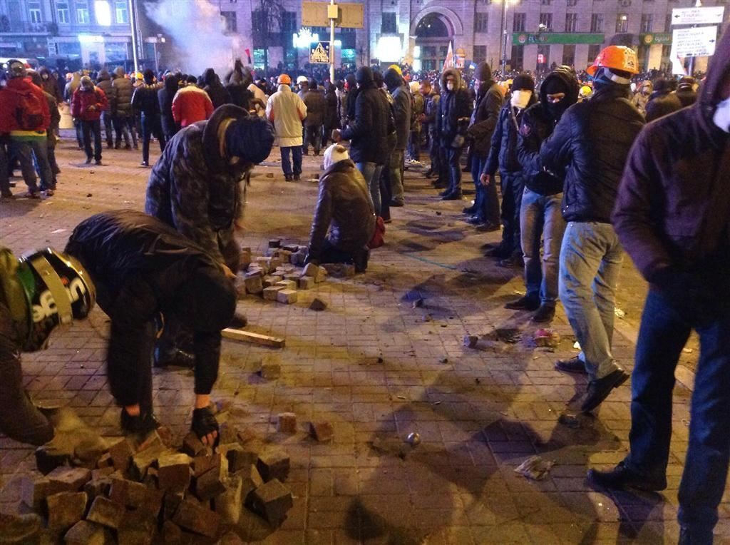 Протестующие на Грушевского разбирают брусчатку 