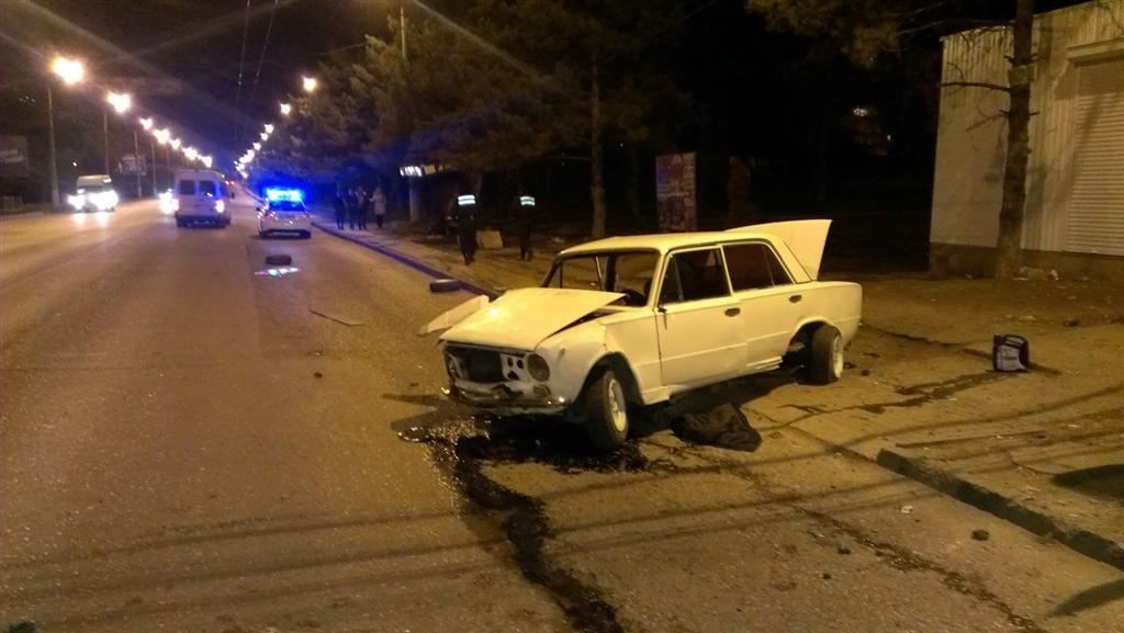 В Севастополе пьяный водитель протаранил остановку с людьми