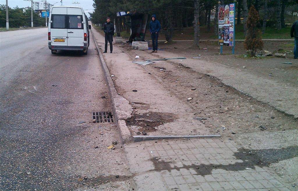 У Севастополі п'яний водій протаранив зупинку з людьми