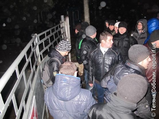 Жители Ивано-Франковска всю ночь блокировали воинскую часть