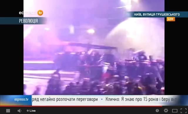 Силовики почали активно заливати центр Києва водою з водометів