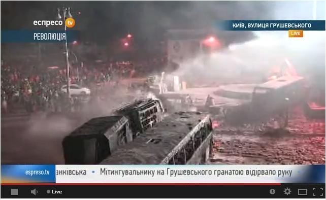 Силовики почали активно заливати центр Києва водою з водометів
