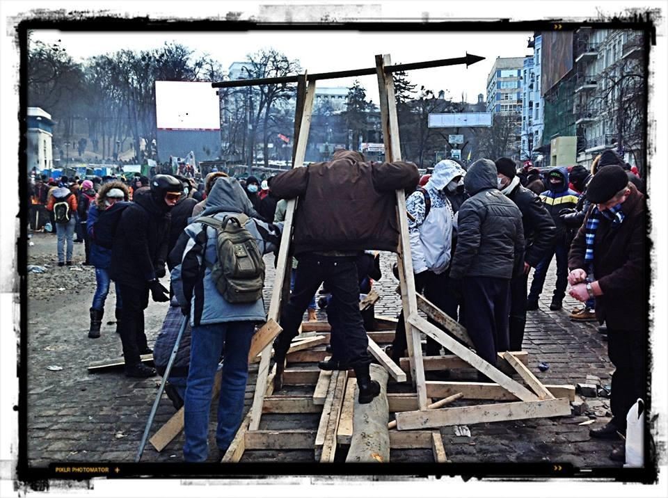 Активісти на Грушевського готуються будувати катапульту