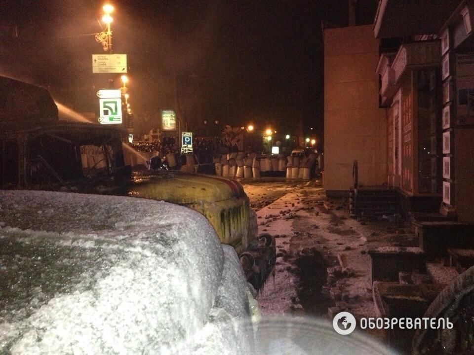Силовики почали активно заливати центр Києва водою з водометів