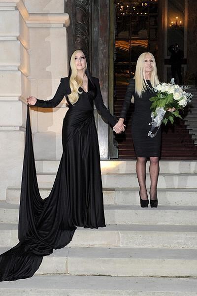 Леди Гага и другие знаменитости на фэшн-шоу Versace