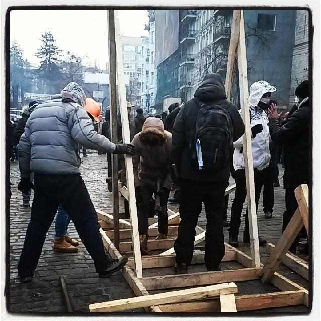 Активисты на Грушевского готовятся строить катапульту