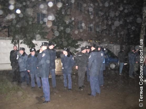 Жителі Івано-Франківська всю ніч блокували військову частину