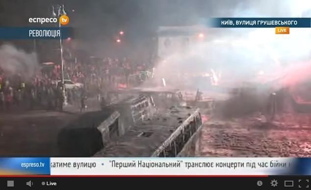 Силовики начали активно заливать центр Киева водой из водометов