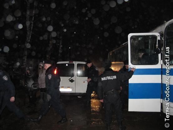 Жители Ивано-Франковска всю ночь блокировали воинскую часть