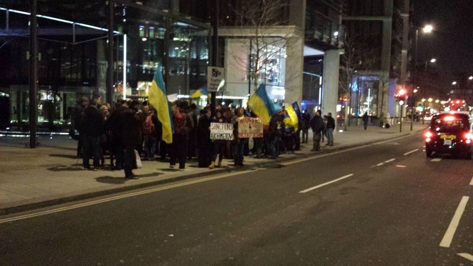 В Лондоне украинцы пикетировали квартиру Ахметова