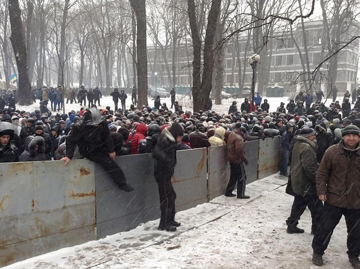 Участники Антимайдана покидают митинг и перелазят через забор