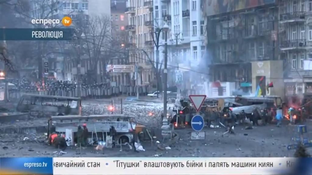 На Грушевского протестующие отстраивают баррикады