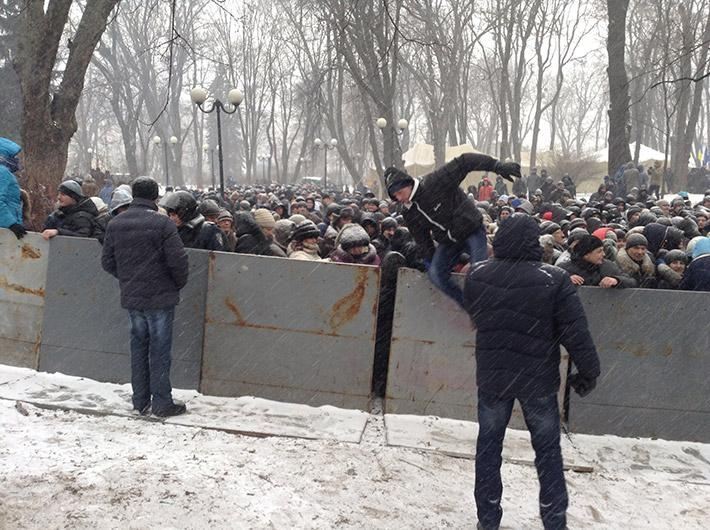 Участники Антимайдана покидают митинг и перелазят через забор