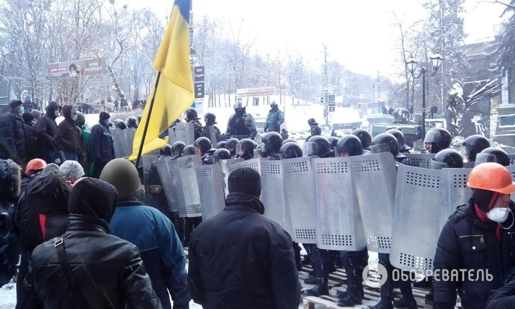 Протестувальники знову підійшли впритул до "Беркуту"