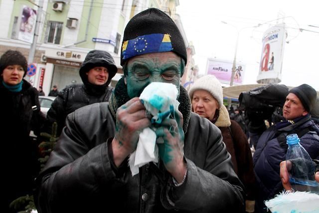 У Донецьку "тітушкі" палили прапори і обливали евромайдановцев зеленкою