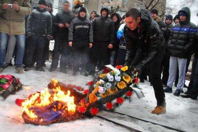 В Донецке "титушки" жгли флаги и обливали евромайдановцев зеленкой