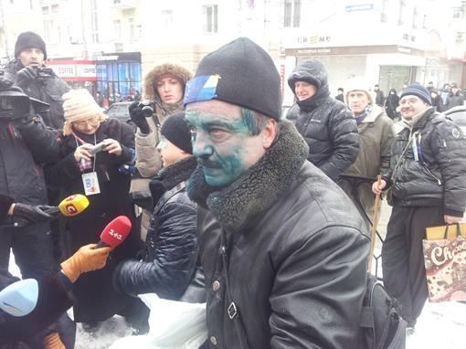 У Донецьку "тітушкі" палили прапори і обливали евромайдановцев зеленкою