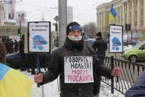 У Донецьку "тітушкі" палили прапори і обливали евромайдановцев зеленкою