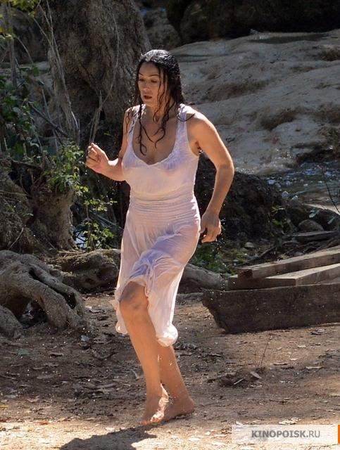 Моника Беллуччи на съемках фильма: голая и мокрая