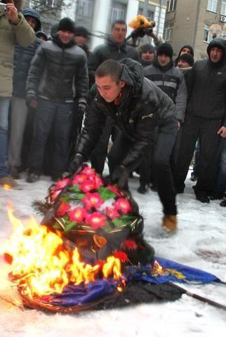 В Донецке "титушки" жгли флаги и обливали евромайдановцев зеленкой