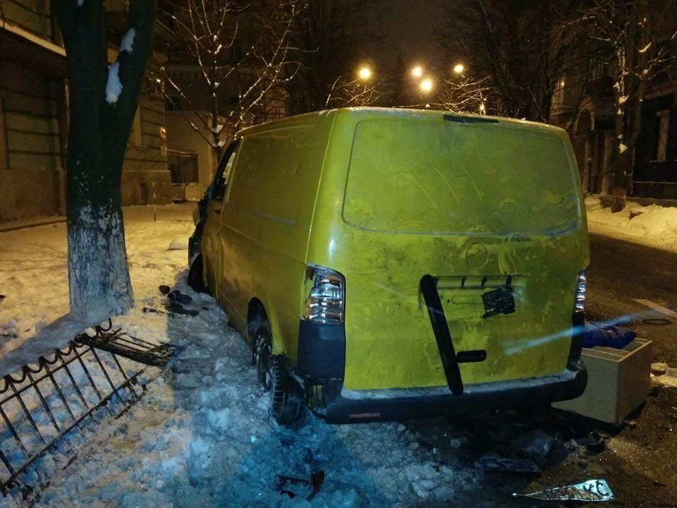 На Інститутській невідомі підірвали автомобіль