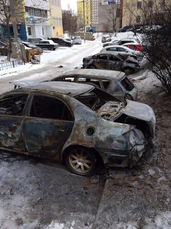 В Днепропетровске ночью сожгли три автомобиля