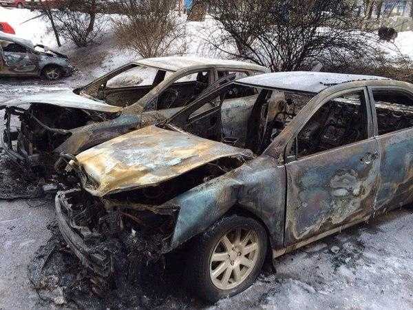 В Днепропетровске ночью сожгли три автомобиля