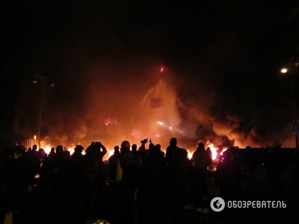 Силовики не могут потушить горящие покрышки на Грушевского