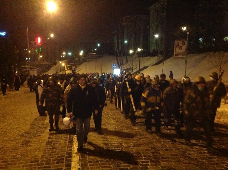 Евромайдановцы строят в центре Киева новые баррикады