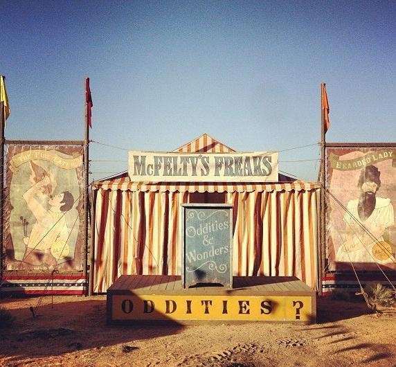 Шарлиз Терон стреляет из двух пушек сразу