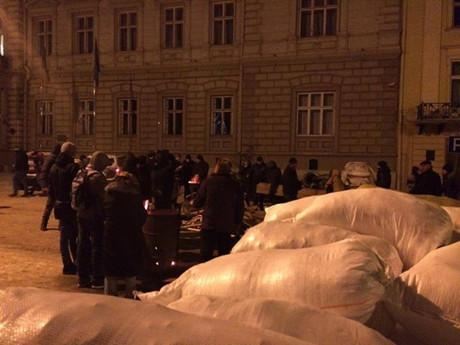 Во Львове, Хмельницком и Ривне митингующие возвели баррикады