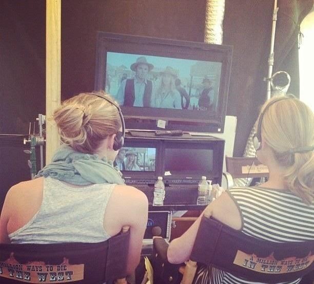 Шарлиз Терон стреляет из двух пушек сразу