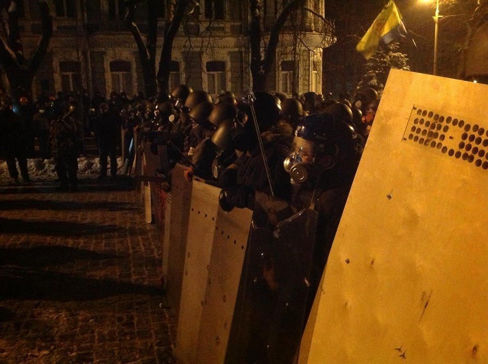 Евромайдановцы строят в центре Киева новые баррикады