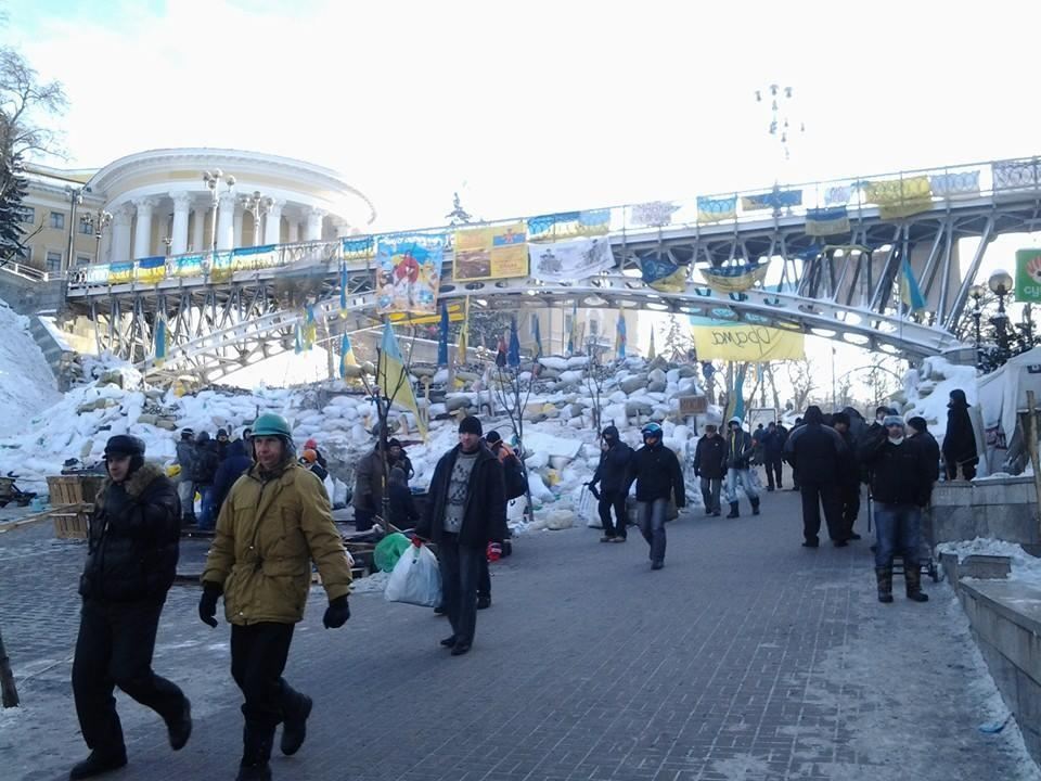 Протестующие забаррикадировали ул. Институтскую