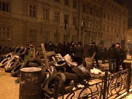 Во Львове, Хмельницком и Ривне митингующие возвели баррикады