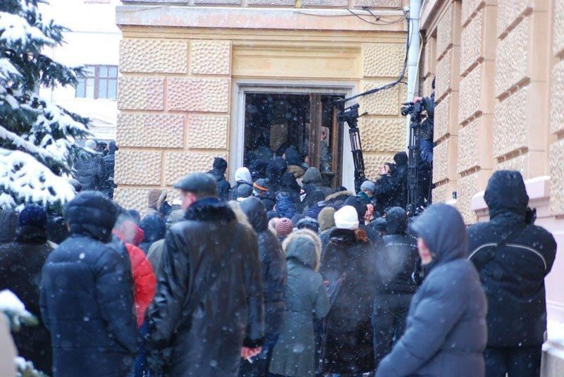 Папієв віддав приміщення Чернівецької ОДА мітингувальникам