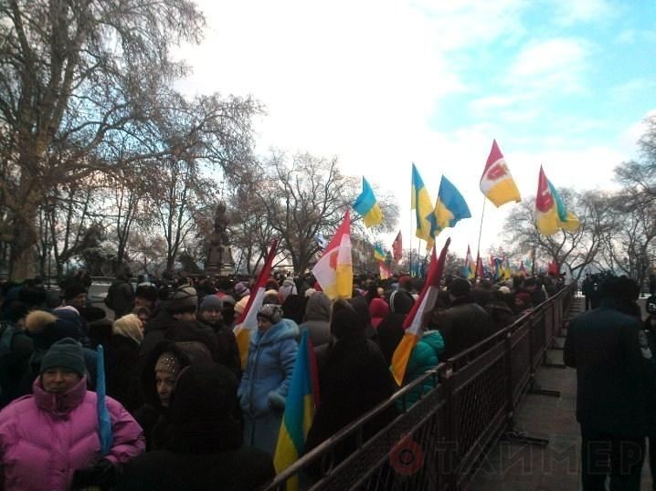 Под Одесской мэрией проходит митинг сторонников власти и "партии Сталина"