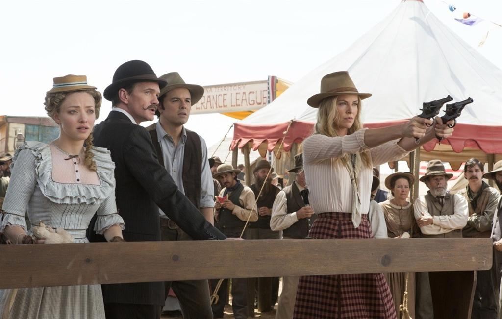 Шарлиз Терон стреляет из двух пушек сразу