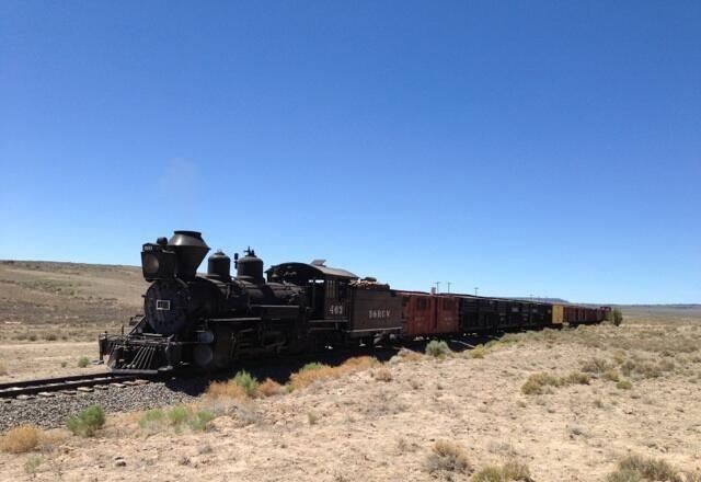 Шарлиз Терон стреляет из двух пушек сразу