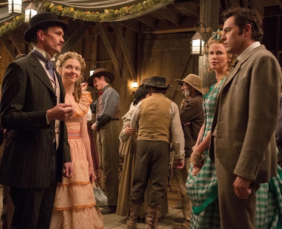 Шарлиз Терон стреляет из двух пушек сразу