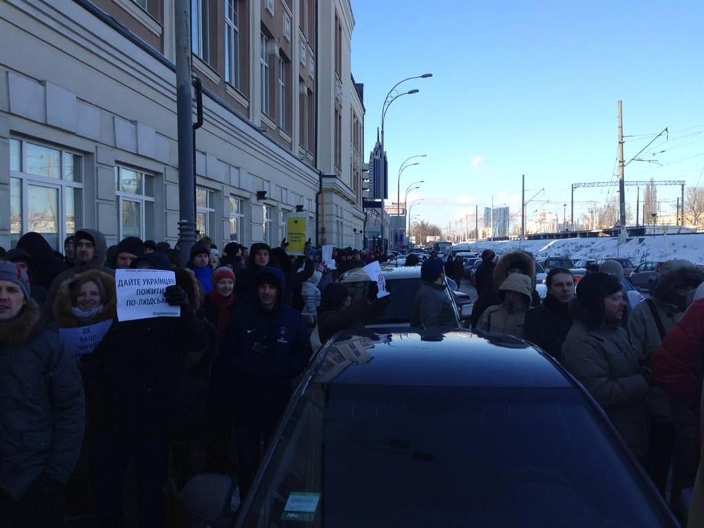 500 офісних працівників ходили по Києву і закликали колег вставати