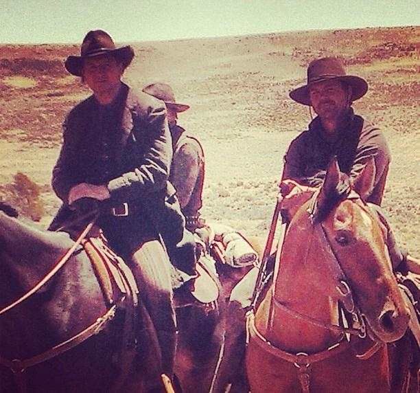 Шарлиз Терон стреляет из двух пушек сразу